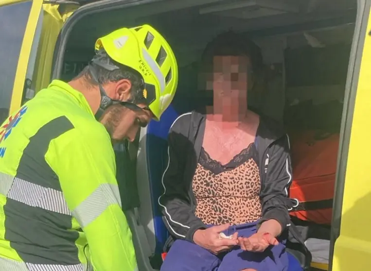 Mujer siendo atendida por un operario de EMERLAN.