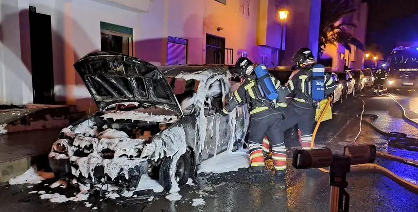 Imagen del lamentable estado en el que quedó el vehículo tras el incendio