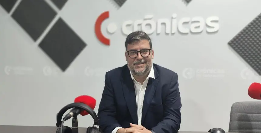 Isidro Pérez en una imagen de archivo en el estudio de Crónicas Radio