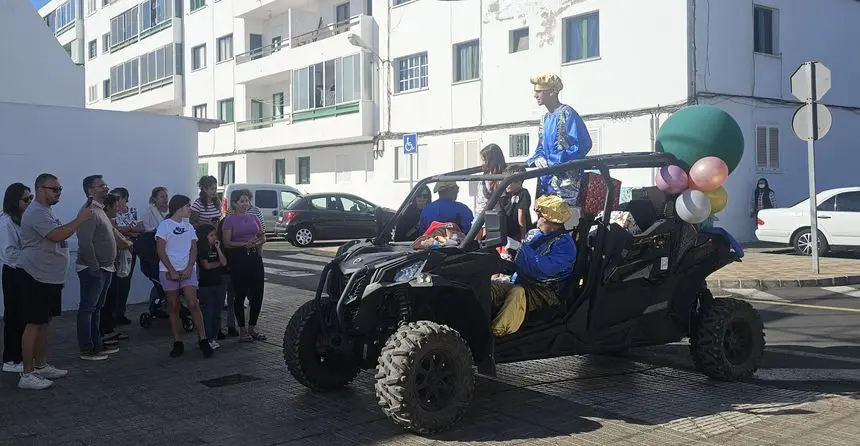 Los Pajes Reales en su recorrido por los barrios de Arrecife (2)