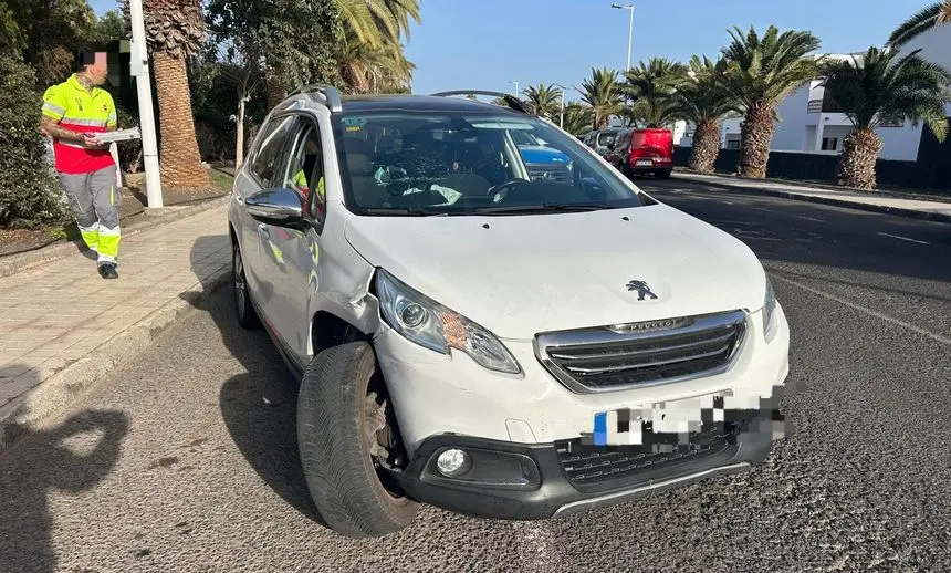 Imagen del vehículo siniestrado y uno de los sanitarios corriendo para prestar asistencia a algún herido