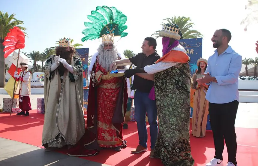 El alcalde de Yaiza agasajando a Sus Majestades de Oriente en presencia del concejal de Festejos