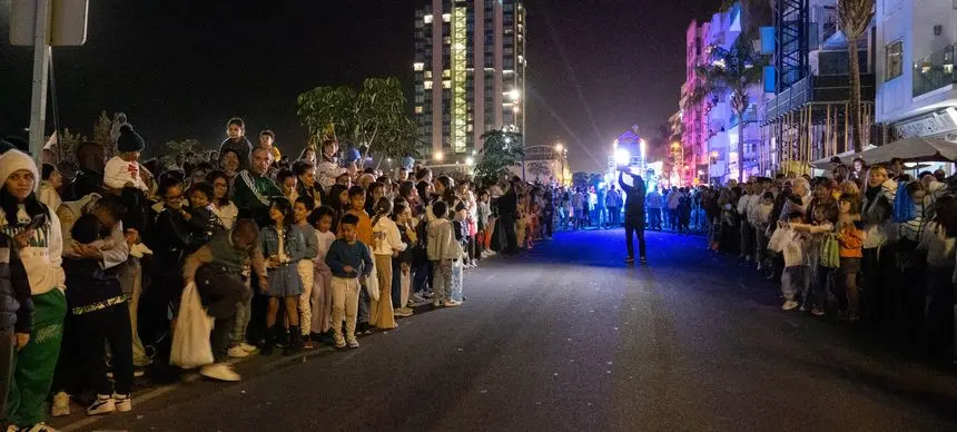 Imagen de la cantidad de gente que estuvo esperando para la llegada de los Reyes