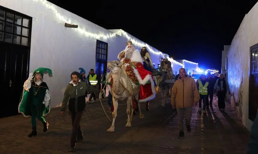 Los Reyes Magos paseando por las calles de La Villa