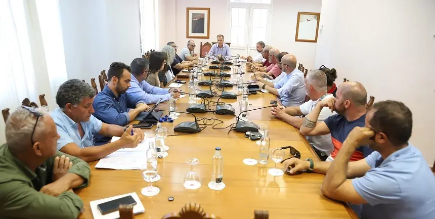 Imagen de archivo de una reunión entre el antiguo consejero de Transporte, el sector del Taxi y los ayuntamientos.
