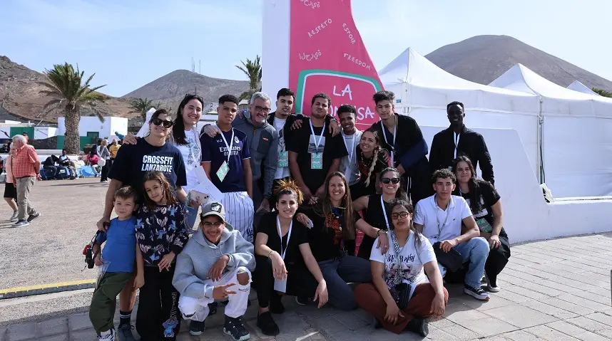 Marci Acuña junto a los jóvenes participantes del festival Tempoko en Tinajo.