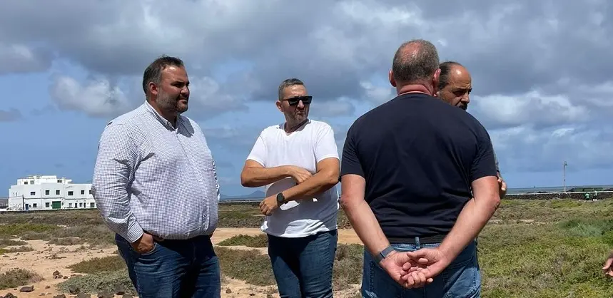 Samuel Martín junto a Marcos Lemes en las salinas de Órzola.