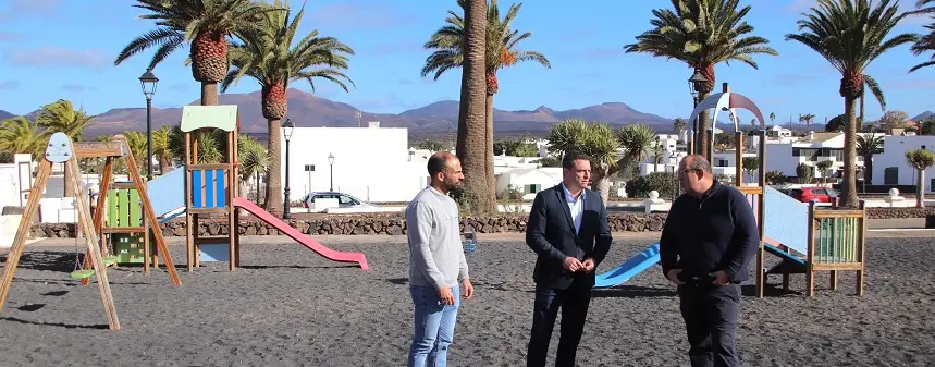 Óscar Noda junto a los concejales Rubén Arca y Daniel Medina en el lugar de ejecución de los trabajos.