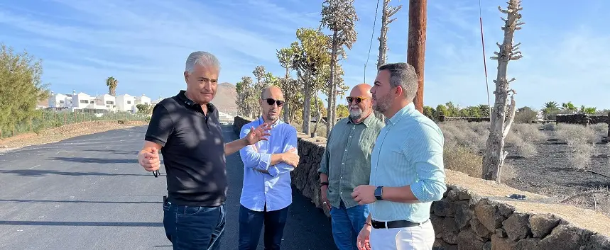 Jacobo Medina junto a José Juan Cruz, Ulpiano Calero y Nicolas Saavedra en el camino de  Hoya Limpia.