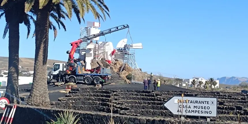 Operarios del Cabildo de Lanzarote realizando las labores de colocación de los fragmentos rehabilitados del Monumento al Campesino.