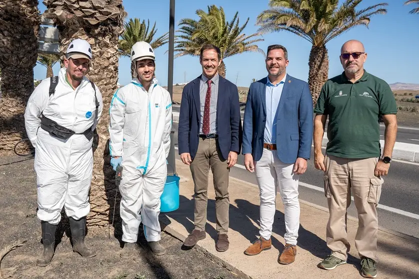Zapata junto a Jacobo Medina y los operarios durante su visita a Lanzarote.