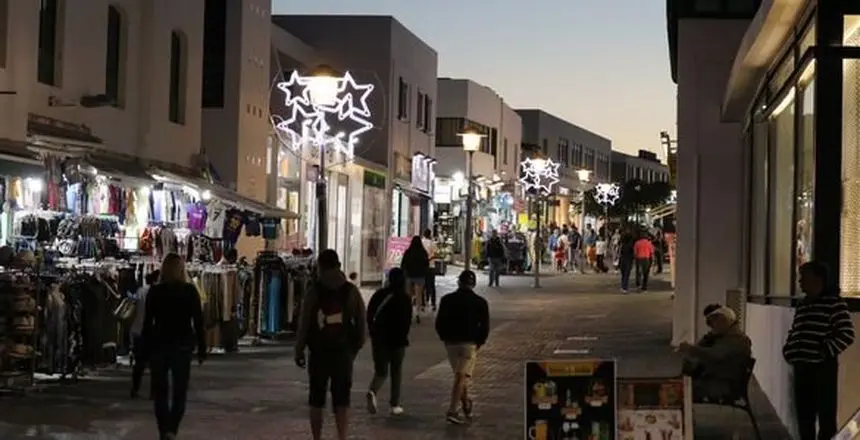 Imagen de archivo de la zona comercial de Playa Blanca en Navidad