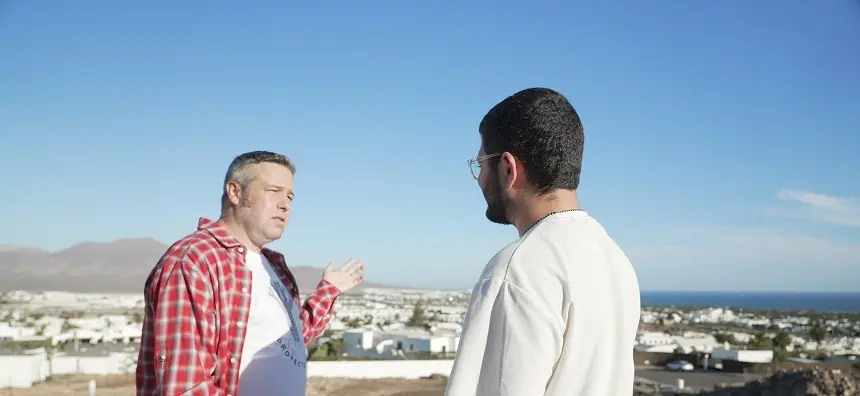 Rafa Jiménez durante su vista al municipio de Yaiza como uno de los más afectados por la crisis habitacional.