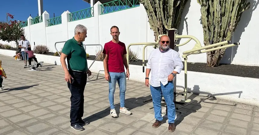 José Juan Cruz, Nicolás Saavedra y Christopher Notario junto a los nuevos aparatos de ejercicio.