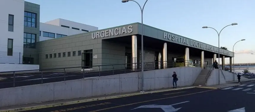 Imagen de la entrada del servicio de Urgencias del hospital Doctor José Molina Orosa de Arrecife