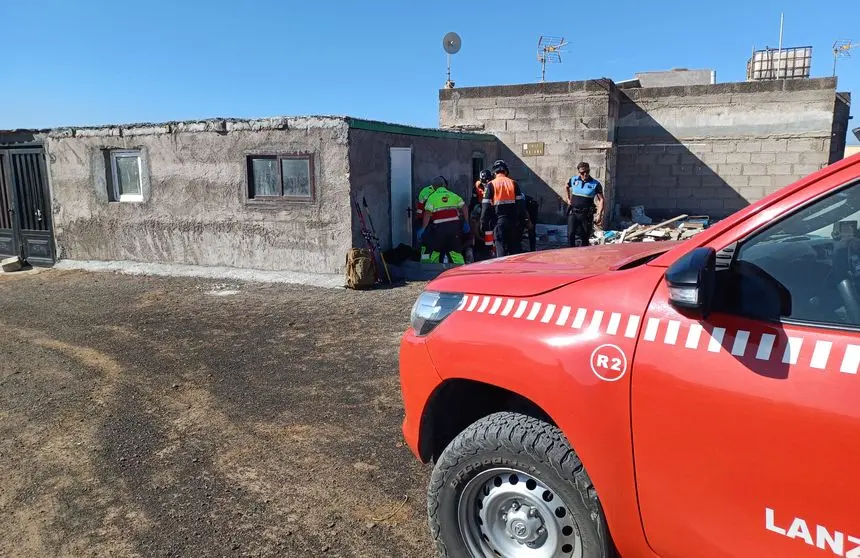 Los bomberos coordinándose con los sanitarios que se desplazaron a la zona