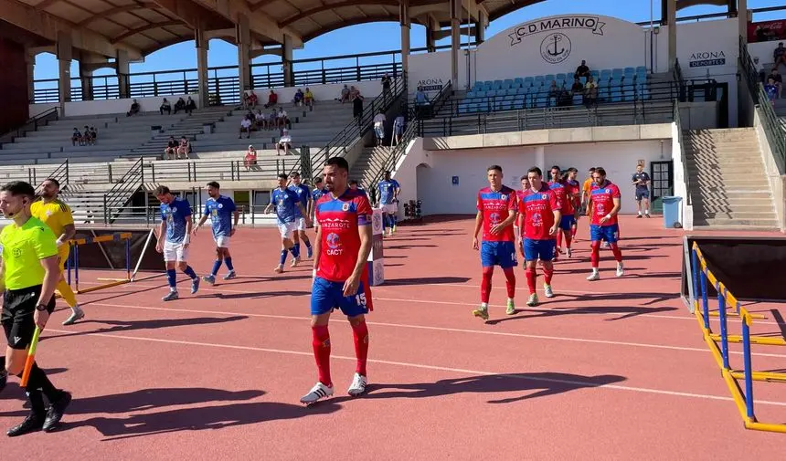 Los jugadores rojillos salieron al campo del Marino convencidos de la victoria