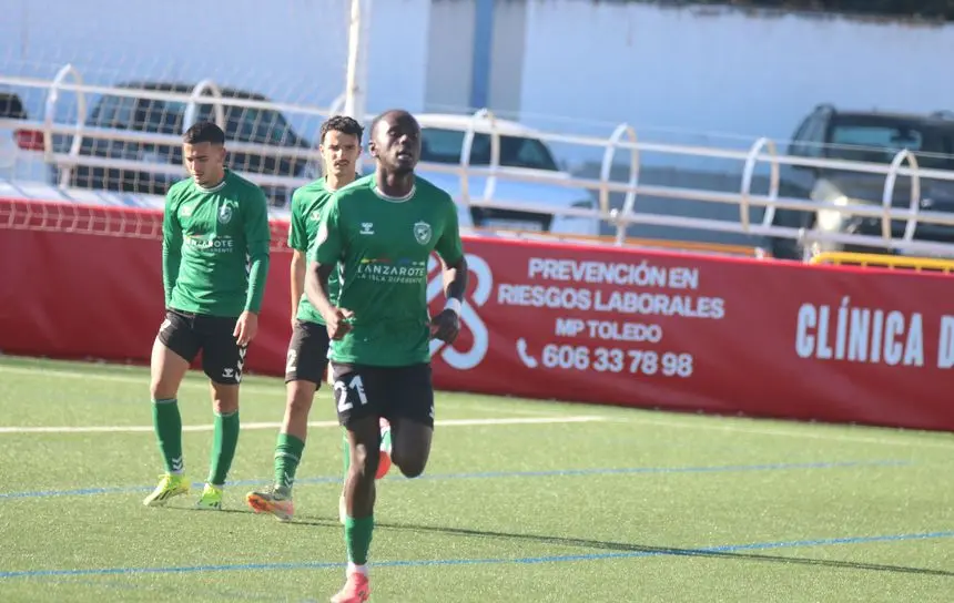 Imagen de los jugadores del Yaiza con la decepción en el rostro tras encajar un gol