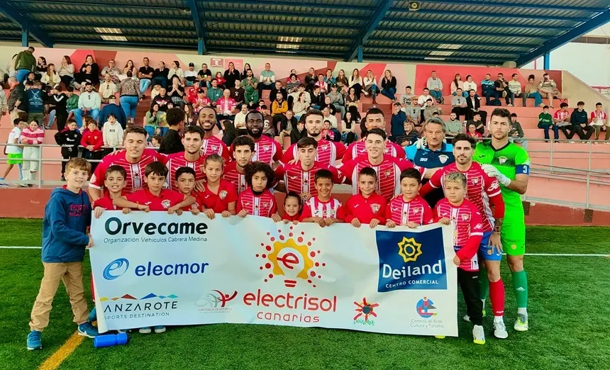 La plantilla del San Bartolomé con la afición en un día especial.