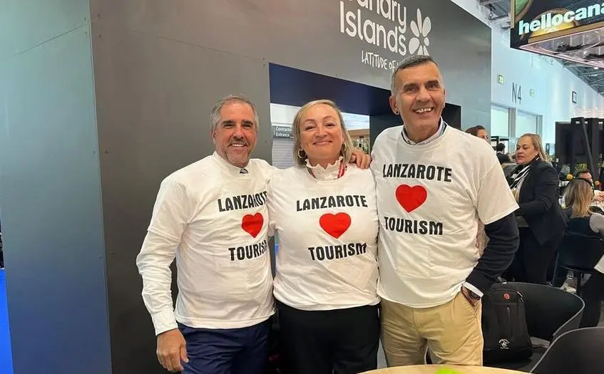 Imagen de operadores turísticos con la camiseta famosa en la feria de Londres.
