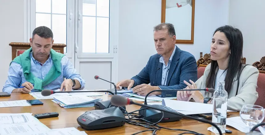 Oswaldo Betancort junto a Domingo Cejas y Aroa Revelo en el Consejo Insular de Aguas.
