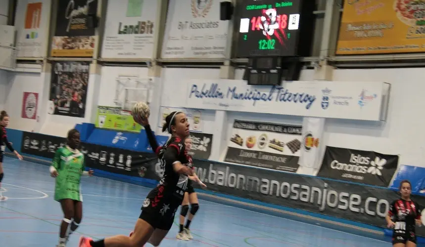 Gemma Trujillo finalizando un contrataque del San José Obrero.