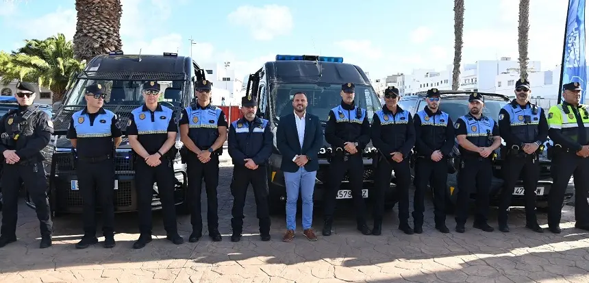 El alcalde Yonathan de León junto a componentes de la Policía Local de Arrecife.