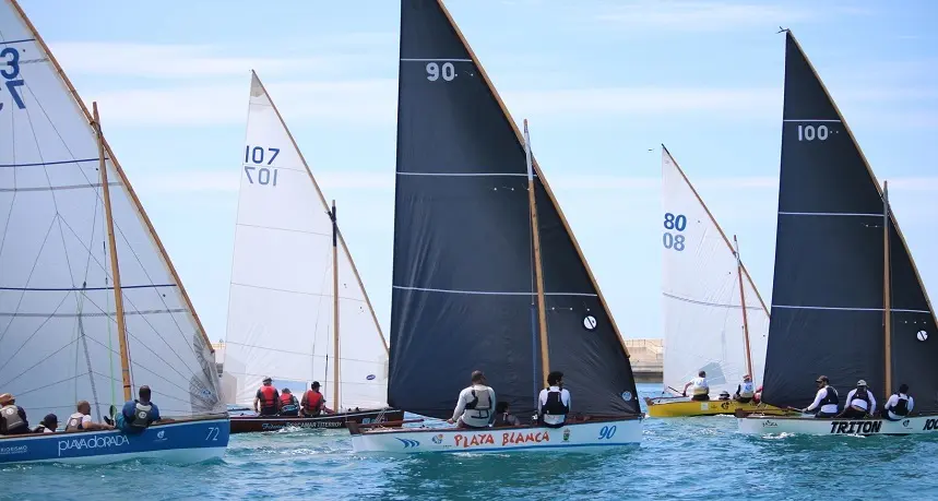 Imagen de archivo de una regata de barquillos de vela.