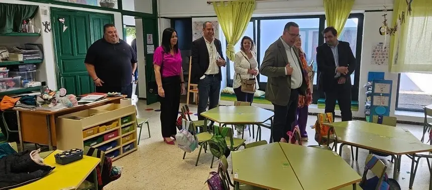 El consejero de Educación del Gobierno de Canarias, Poli Suárez, durante una de sus visitas al CEIP de Playa Blanca.