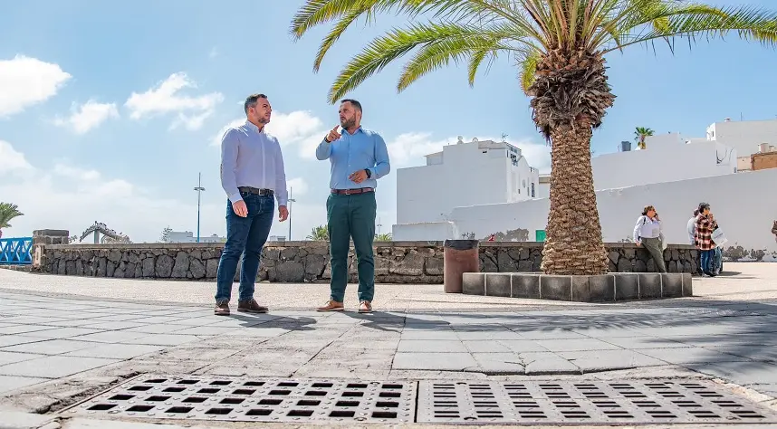 El alcalde de Arrecife, Yonathan de León, y el vicepresidente del Cabildo, Jacobo Medina, en la zona de las Cuatros Esquinas donde se inician las obras de pluviales