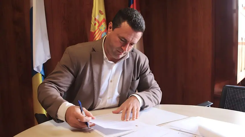 El alcalde de Yaiza este martes en su despacho.