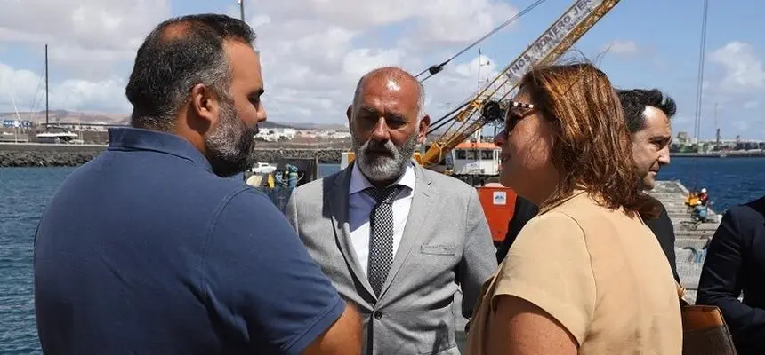 Imagen en el centro de la imagen de Aitor Galán con la presidenta de la Autoridad Portuaria y el consejero de Medio Ambiente del Cabildo de Lanzarote