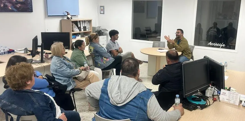 Echedey Eugenio con los representantes de las murgas infantiles