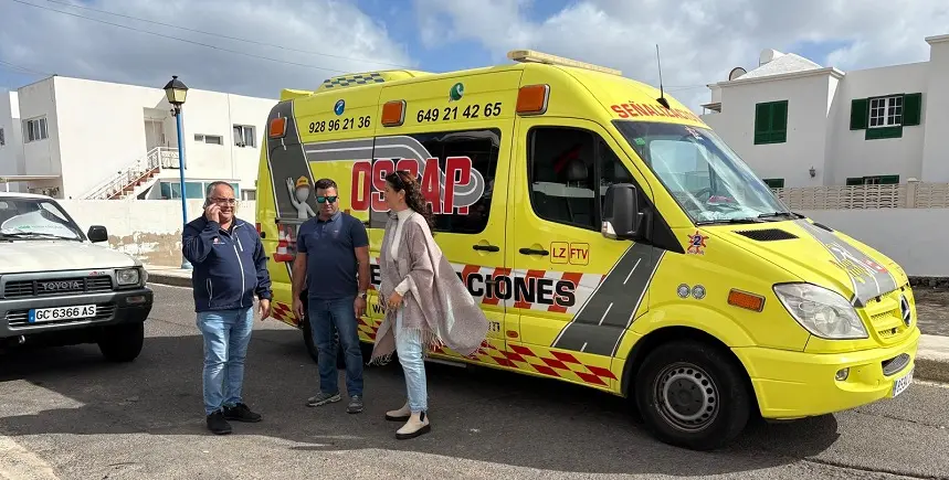 Evelia García junto a los encargados de la renovación de señales.
