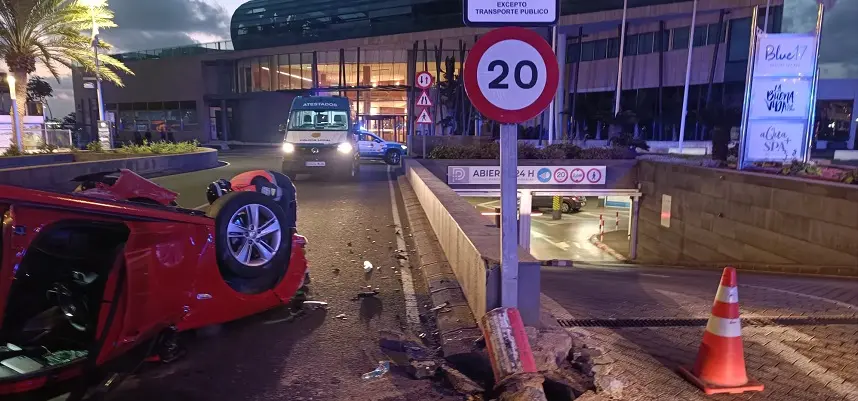 Imagen del vehículo volcado en la rotonda de la avenida Mancomunidad en Arrecife.