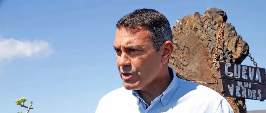 Oswaldo Betancort en la entrada de la Cueva de Los Verdes.