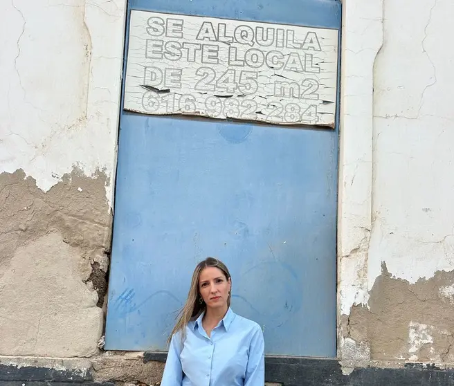 Sheila Guillén delante de uno de los muchos comercios que se alquilan en la capital de Lanzarote.