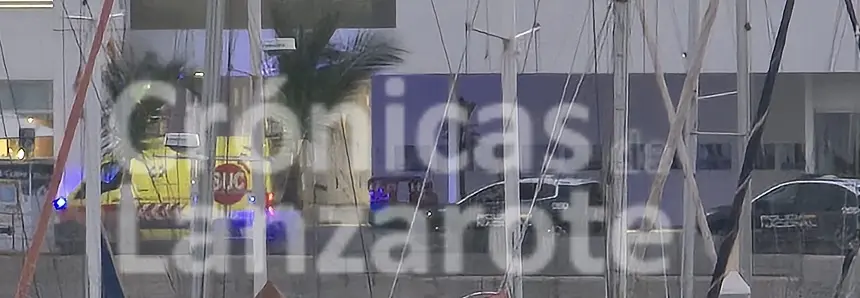 Imagen de las dos ambulancias del SUC y de la Policía Nacional en la marina de Arrecife.