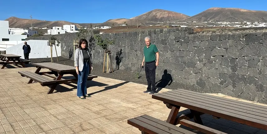 José Juan Cruz junto a Carmen Gloria Rodríguez.