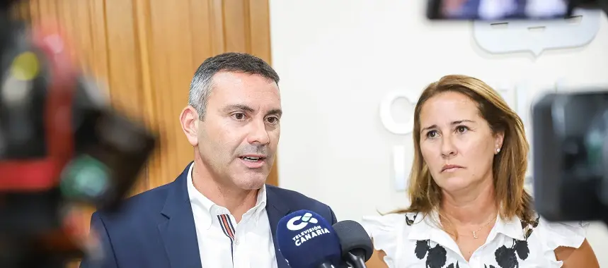 Oswaldo Betancort junto a la presidenta del Cabildo de Fuerteventura.