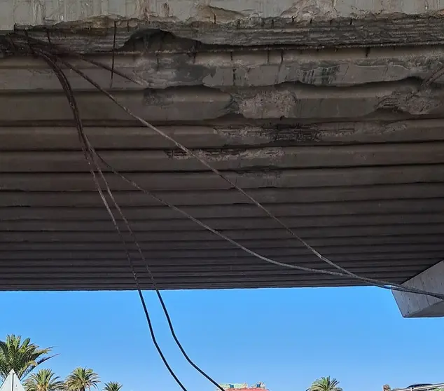 Imagen del estado del puente tras el impacto del camión.
