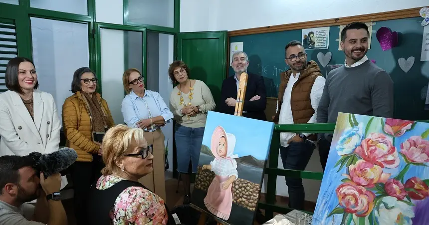 Visita al aula cultural de la tercera edad de la destila.