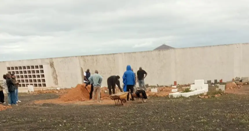 Imagen de uno de los entierros que se ha producido este fin de semana en el cementerio de Teguise con la presencia de muy poca gente