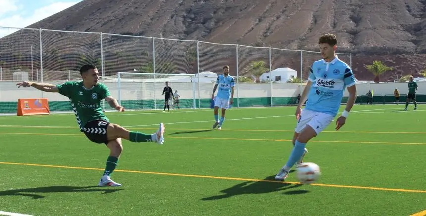 Imagen de una de las jugadas del encuentro en el remodelado césped del campo de Yaiza