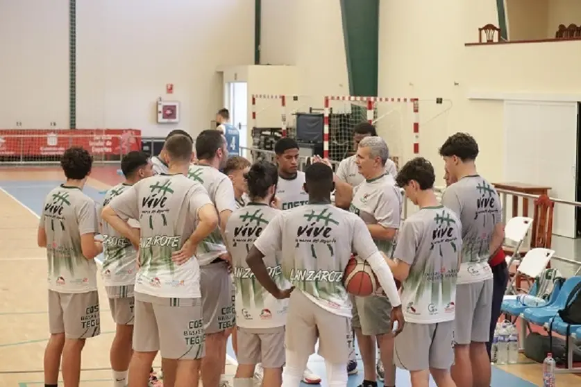 Jugadores del Hortofruticola Lanzarote recibiendo instrucciones de su entrenador.