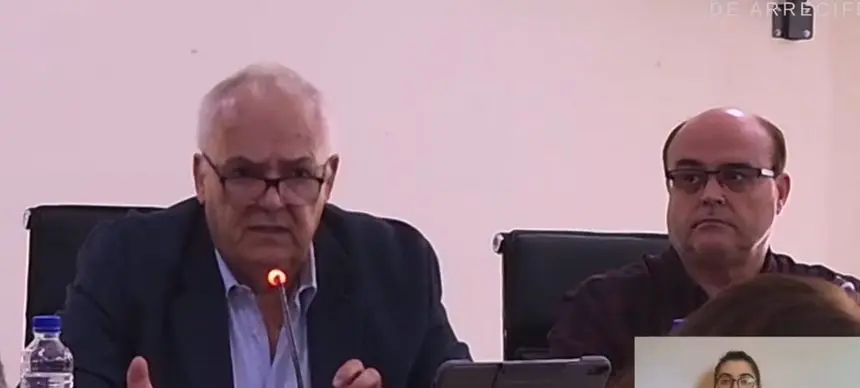 Los dos concejales de VOX en un pleno celebrado en la capital de Lanzarote.