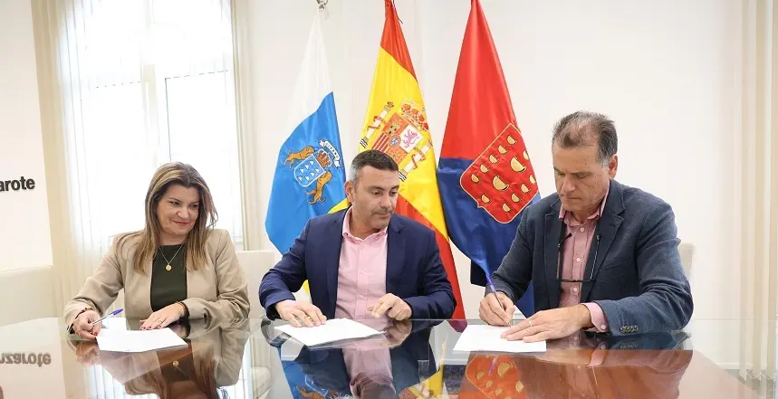 Oswaldo Betancort junto a Domingo Cejas y María Jesús Tovar durante la firma.