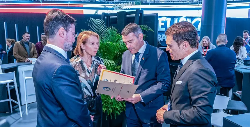 Oswaldo Betancort junto a Hector Fernández y Susana Pérez.