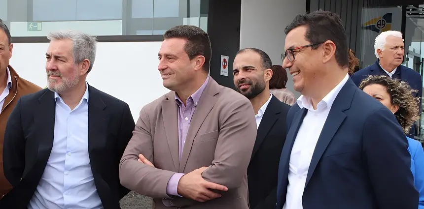Óscar Noda junto al presidente del Gobierno de Canarias, Fernando Clavijo, y el consejero Pablo Rodríguez.