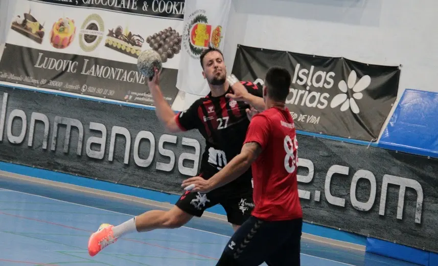 Jugador del San José Obrero realizando un lanzamiento.